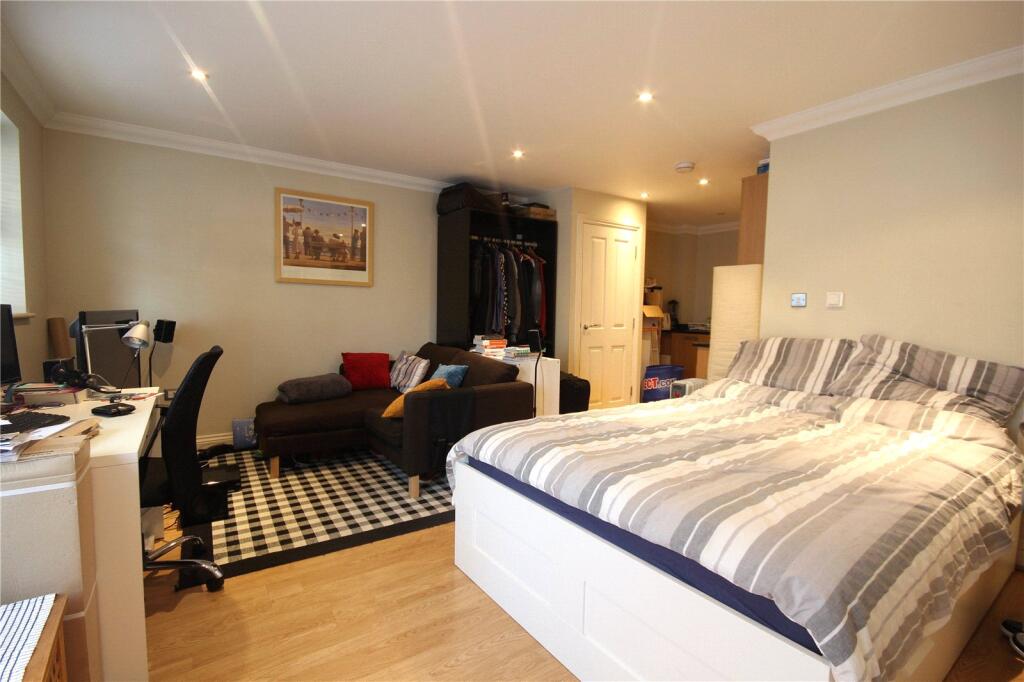 4 bed Apartment for rent in Chertsey. From Hodders - Chertsey