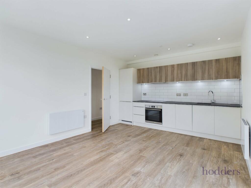 2 bed Apartment for rent in Staines-upon-Thames. From Hodders - Chertsey