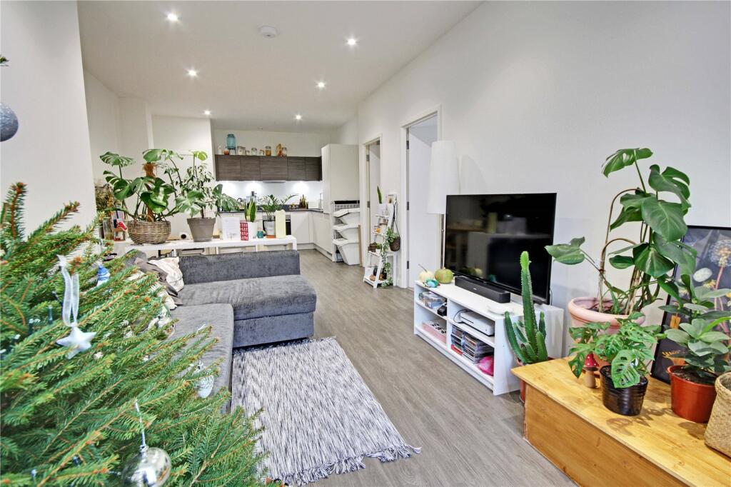1 bed Apartment for rent in Egham. From Hodders - Chertsey