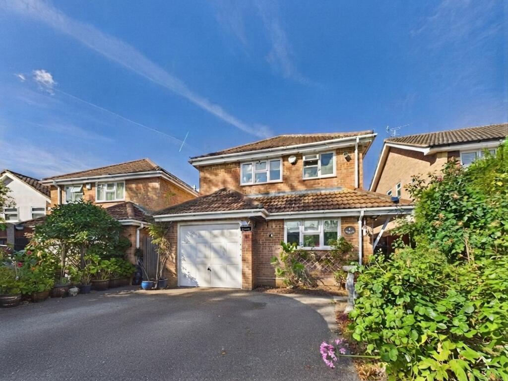 3 bed Detached for rent in Woodham. From Hodders - Chertsey 3 bed Detached for rent in Woodham. From Hodders - Chertsey