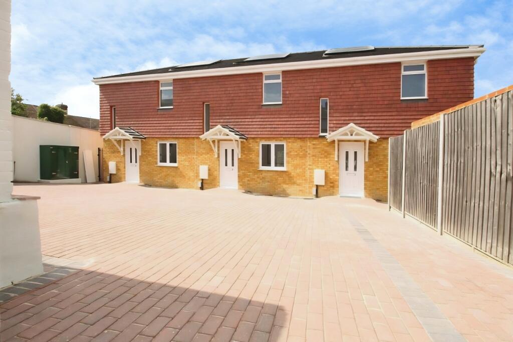 2 bed End of Terrace for rent in Chatham. From Hunters - Folkestone