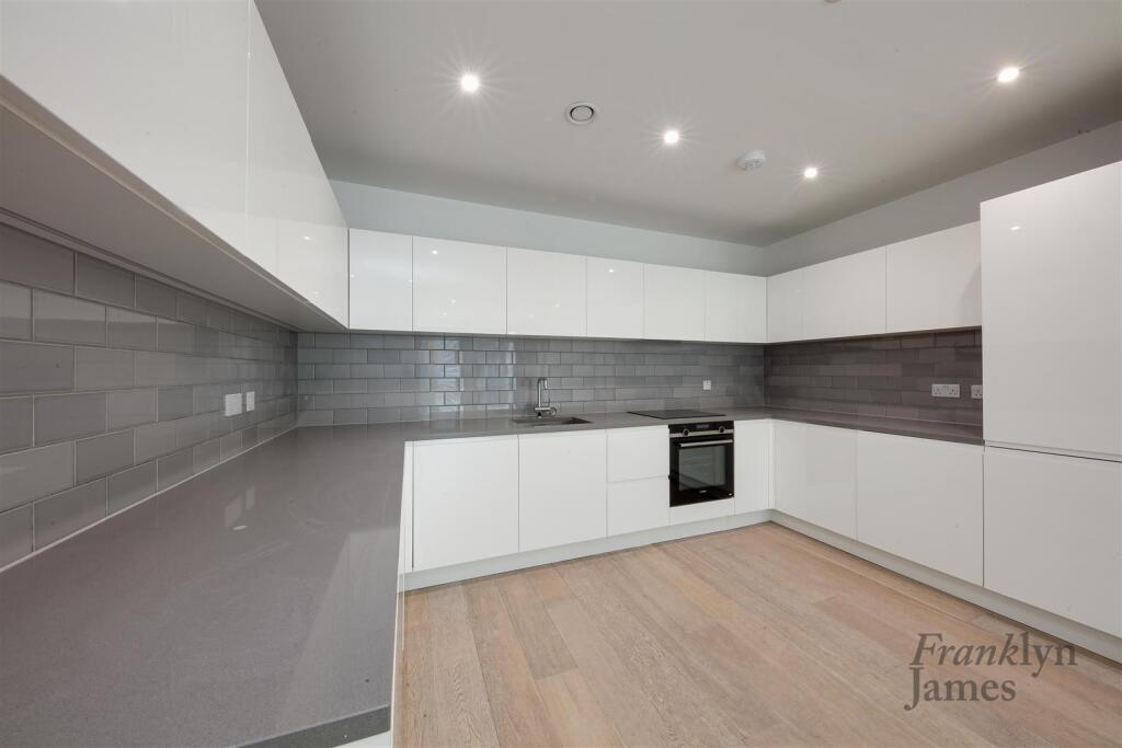 3 bed Apartment for rent in . From Franklyn James - Limehouse and Wapping