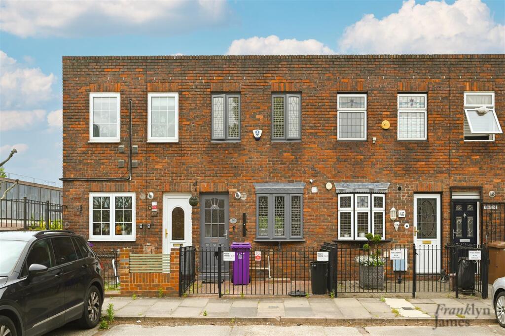 3 bed Mid Terraced House for rent in Poplar. From Franklyn James - Limehouse and Wapping