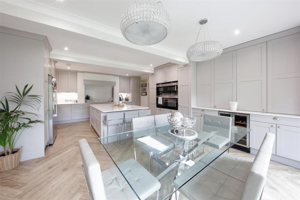 5 bed Detached for rent in Chigwell Row. From Franklyn James - Limehouse and Wapping 5 bed Detached for rent in Chigwell Row. From Franklyn James - Limehouse and Wapping