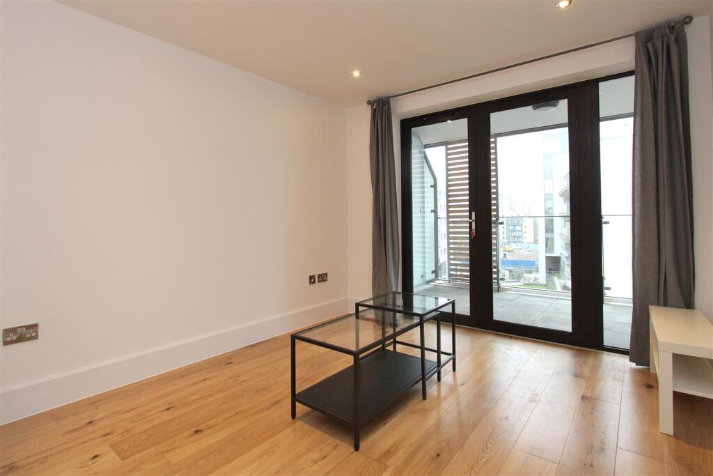 1 bed Apartment for rent in Bow. From Franklyn James - Limehouse and Wapping