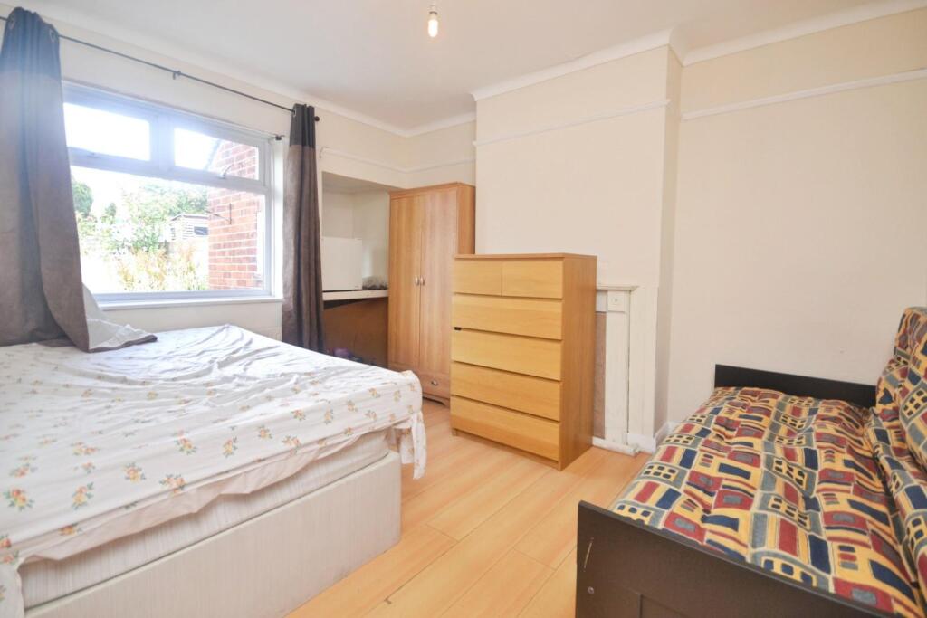 3 bed Mid Terraced House for rent in Shinfield. From Hunters - Reading