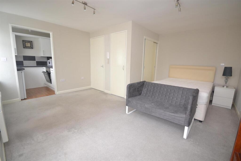 4 bed Studio for rent in Reading. From Hunters - Reading 4 bed Studio for rent in Reading. From Hunters - Reading