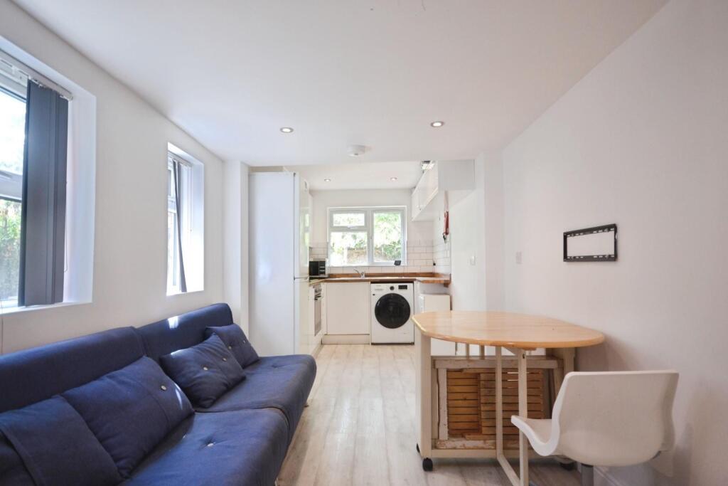 5 bed Mid Terraced House for rent in Reading. From Hunters - Reading 5 bed Mid Terraced House for rent in Reading. From Hunters - Reading