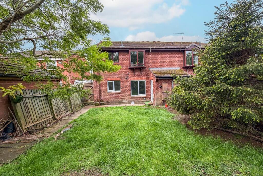 2 bed 1st Floor Flat for rent in Shadwell. From Hunters - Roundhay