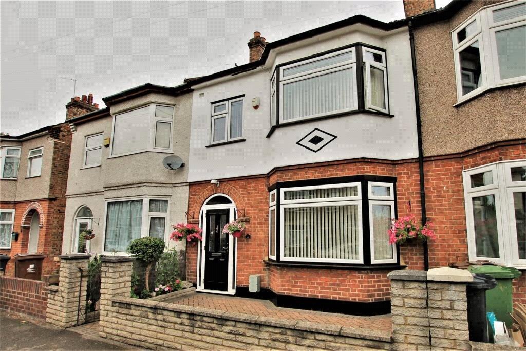 4 bed Mid Terraced House for rent in Romford. From Ashton Estate Agents - Chadwell Heath