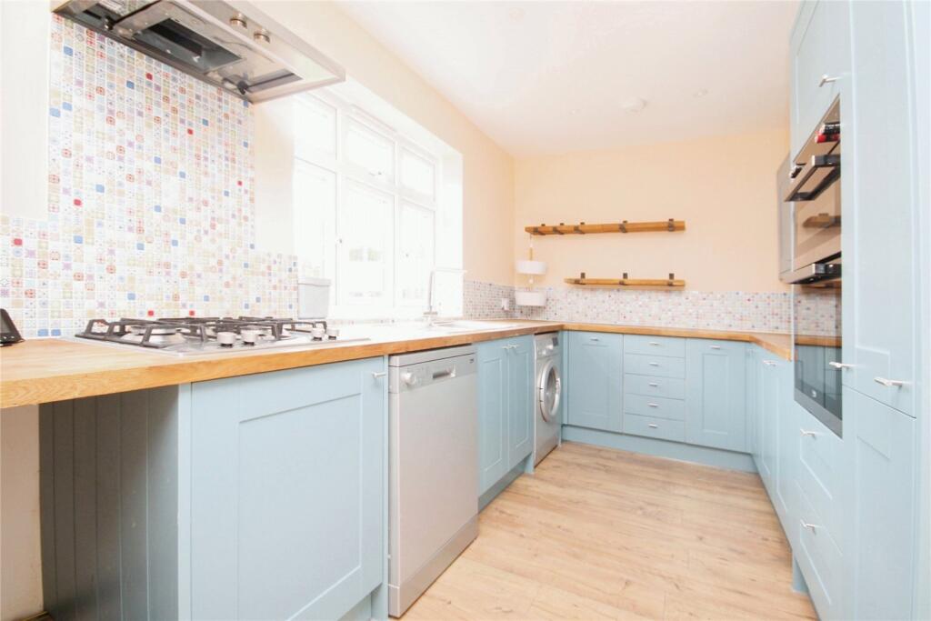 3 bed Mid Terraced House for rent in Loughton. From Ashton Estate Agents - Chadwell Heath 3 bed Mid Terraced House for rent in Loughton. From Ashton Estate Agents - Chadwell Heath