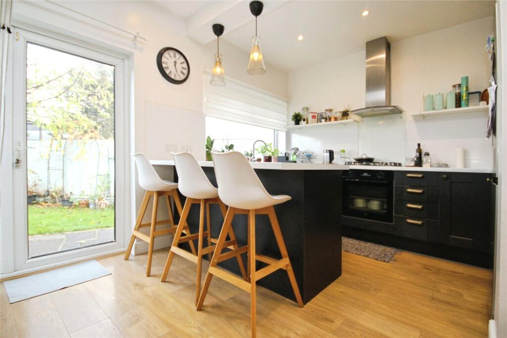 3 bed End of Terrace for rent in Dagenham. From Ashton Estate Agents - Chadwell Heath