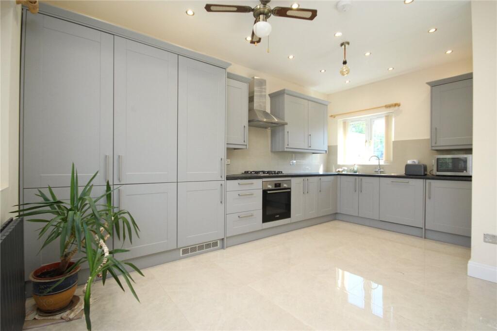 3 bed End of Terrace for rent in Ilford. From Ashton Estate Agents - Chadwell Heath