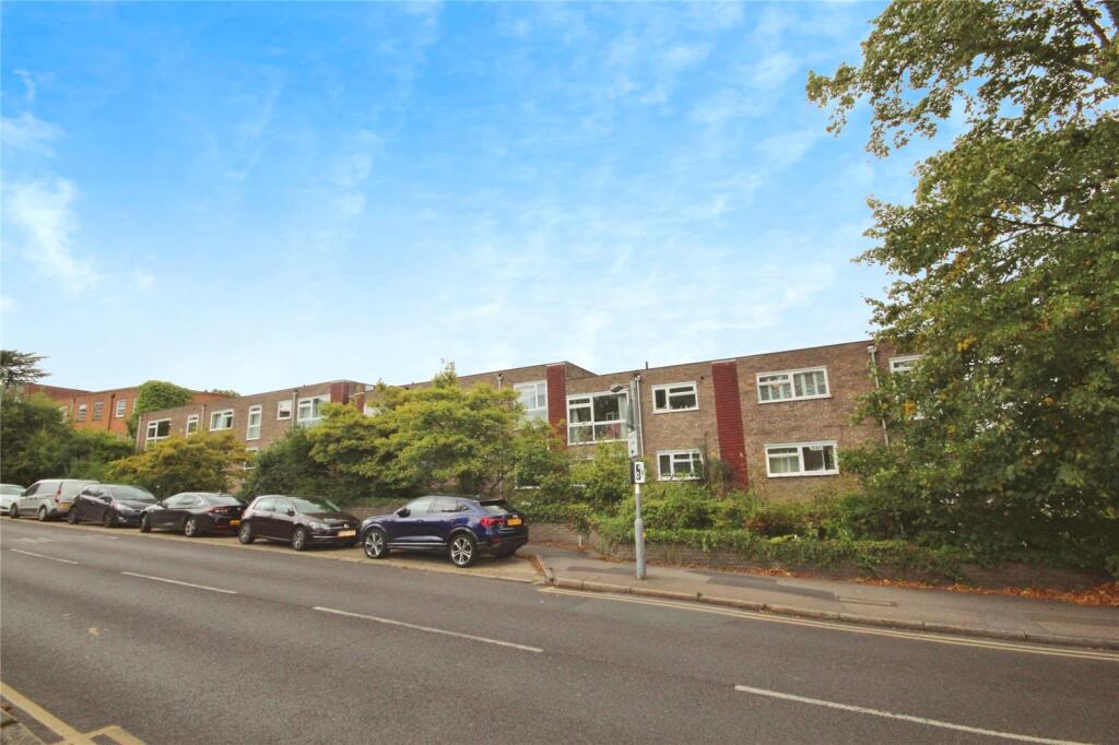 2 bed Apartment for rent in Chigwell. From Ashton Estate Agents - Chadwell Heath