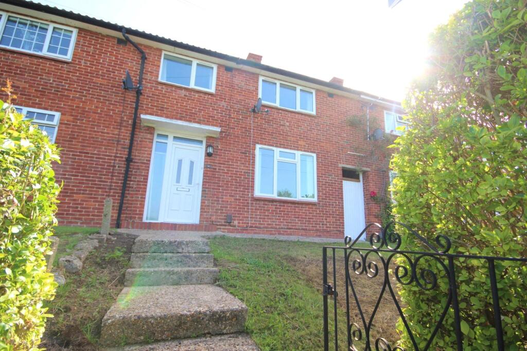 3 bed Mid Terraced House for rent in Loughton. From Ashton Estate Agents - Chadwell Heath