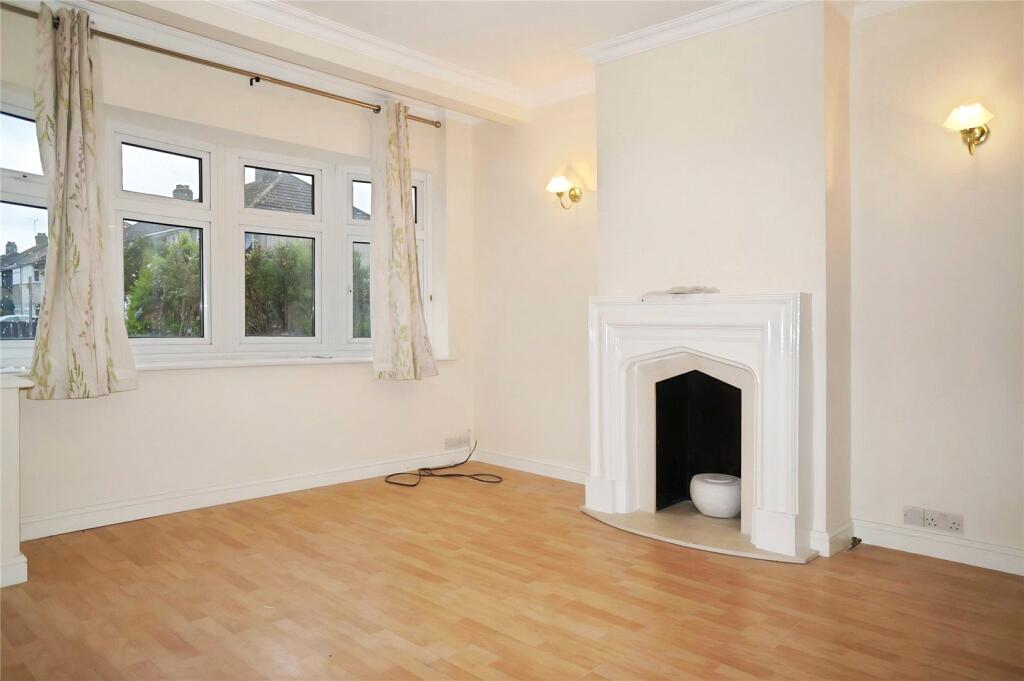 3 bed Mid Terraced House for rent in Dagenham. From Ashton Estate Agents - Chadwell Heath