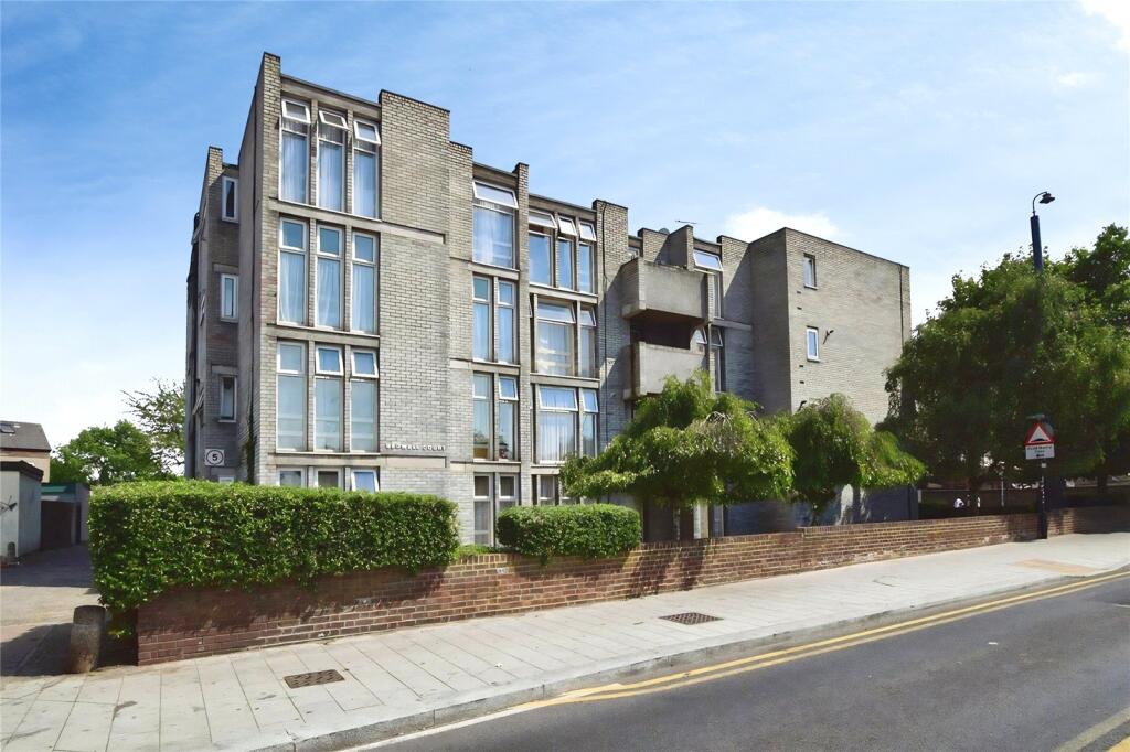 2 bed Apartment for rent in Romford. From Ashton Estate Agents - Chadwell Heath