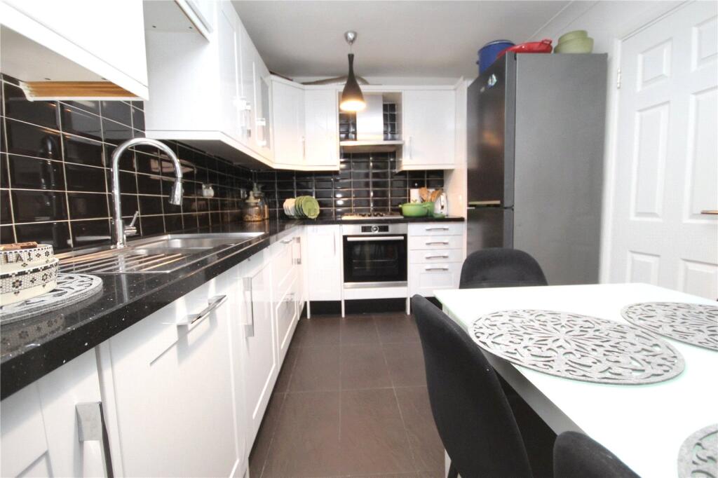 3 bed End of Terrace for rent in Chigwell. From Ashton Estate Agents - Chadwell Heath