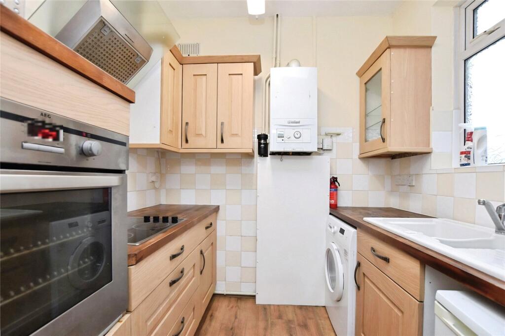 3 bed Apartment for rent in Ilford. From Ashton Estate Agents - Chadwell Heath