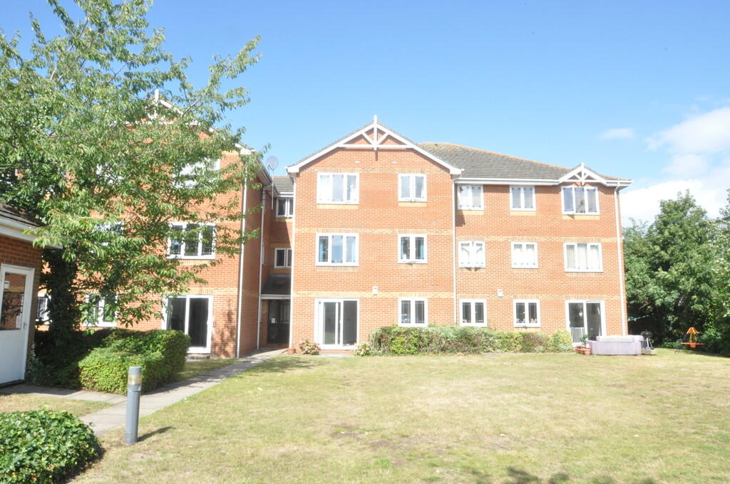 1 bed Apartment for rent in Tarpots. From Stuart Thomas - Thundersley