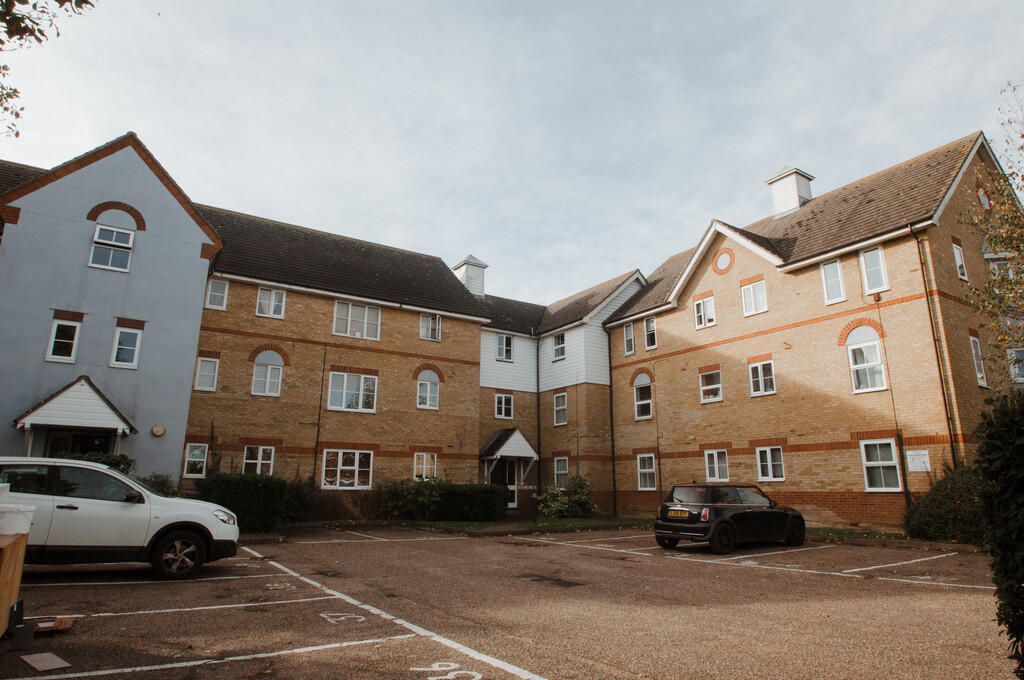 2 bed 1st Floor Flat for rent in Tarpots. From Stuart Thomas - Thundersley