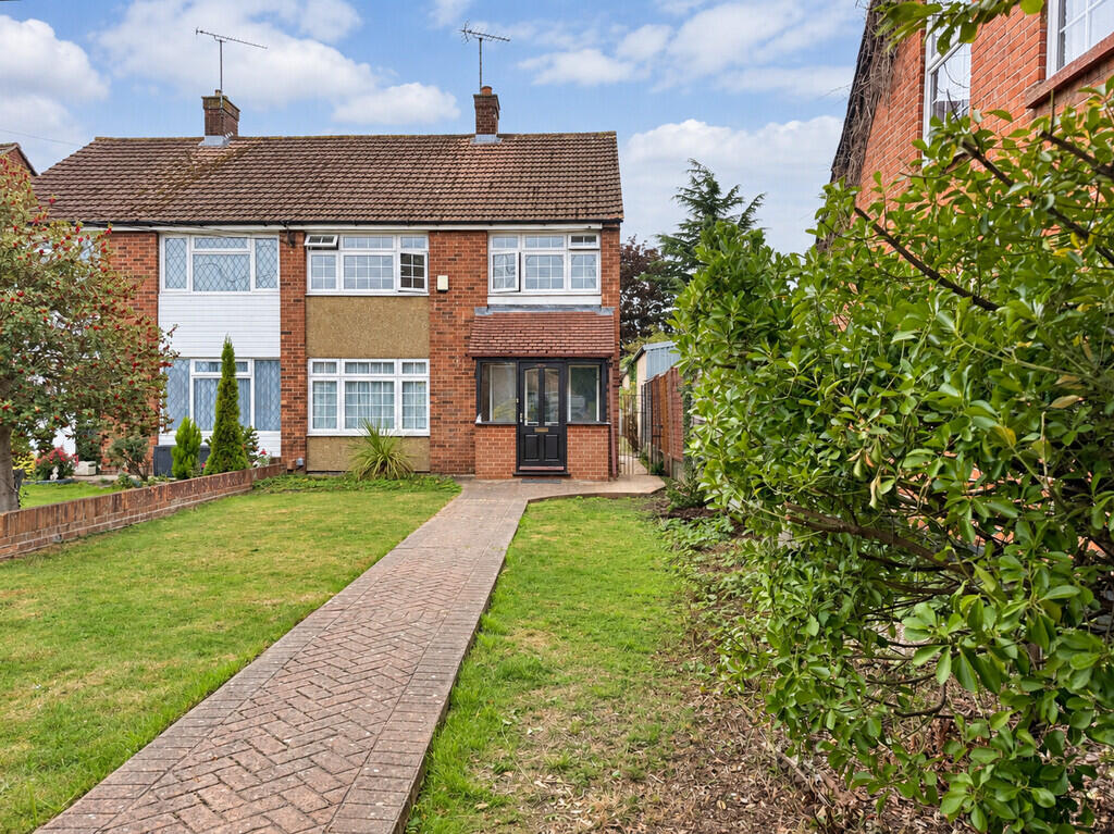 3 bed Semi Detached for rent in Tarpots. From Stuart Thomas - Thundersley