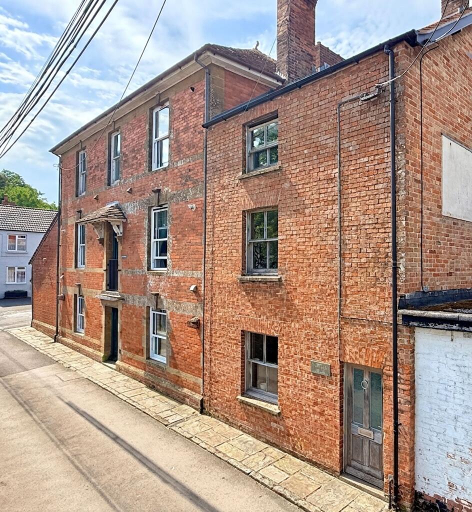 3 bed Town House for rent in Langport. From Ware and Company - Ware and Comapny