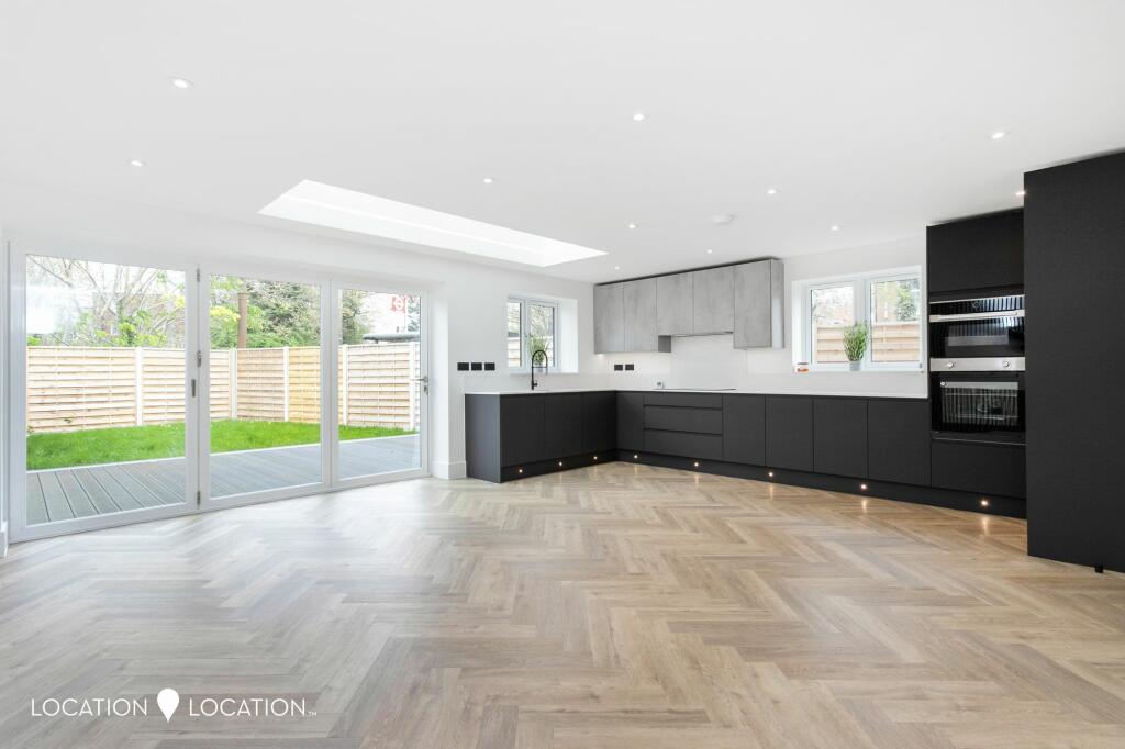 4 bed Detached House for rent in Crews Hill. From Location Location - Stoke Newington