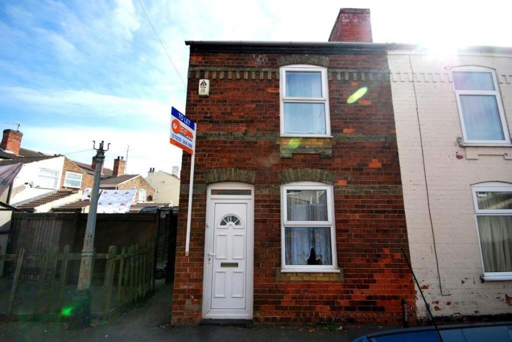 3 bed Mid Terraced House for rent in Boston. From Let Us Let U - Boston