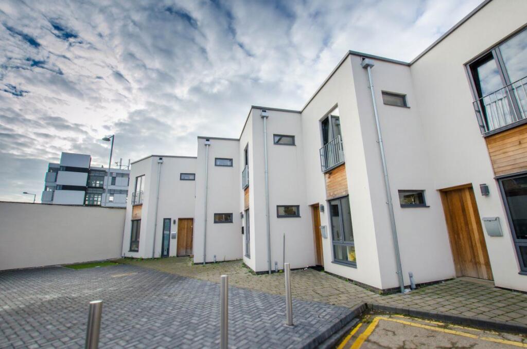 1 bed Mid Terraced House for rent in Boston. From Let Us Let U - Boston