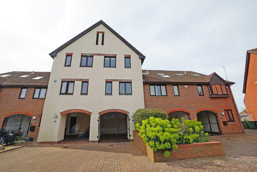 3 bed Mid Terraced House for rent in Southwick. From Marina & Hampshire Life Homes - South Coast 3 bed Mid Terraced House for rent in Southwick. From Marina & Hampshire Life Homes - South Coast