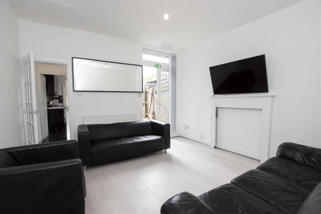 6 bed Detached for rent in Headley Heath. From Oakmans Estate Agents - Student Lettings