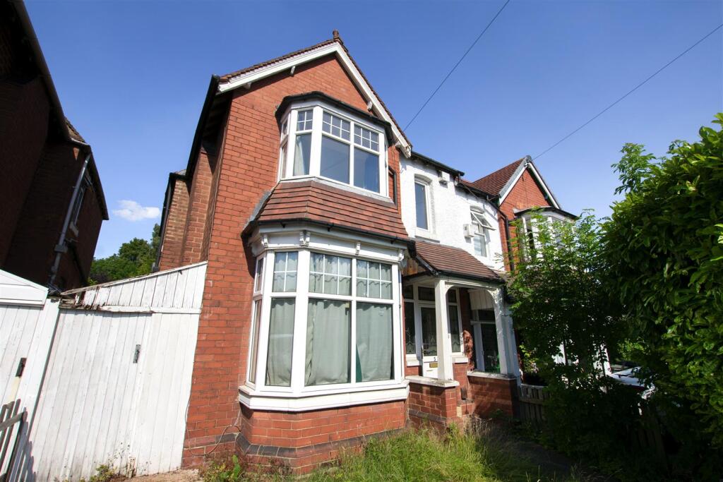 4 bed Detached for rent in Headley Heath. From Oakmans Estate Agents - Student Lettings