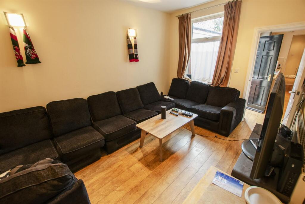 8 bed Detached for rent in Birmingham. From Oakmans Estate Agents - Student Lettings