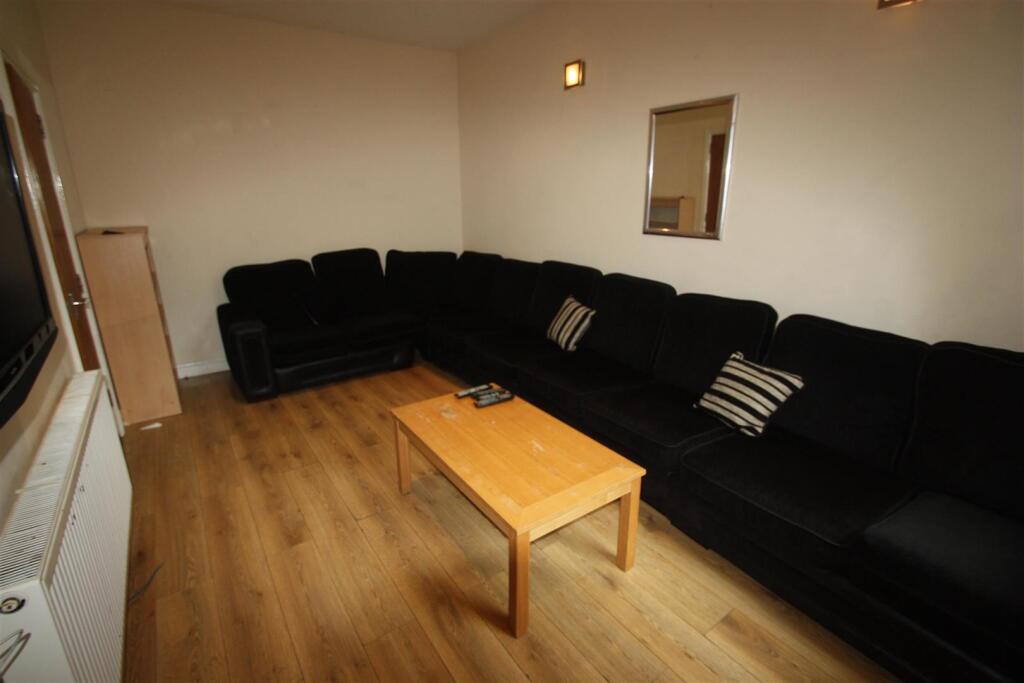 8 bed Detached for rent in Birmingham. From Oakmans Estate Agents - Student Lettings