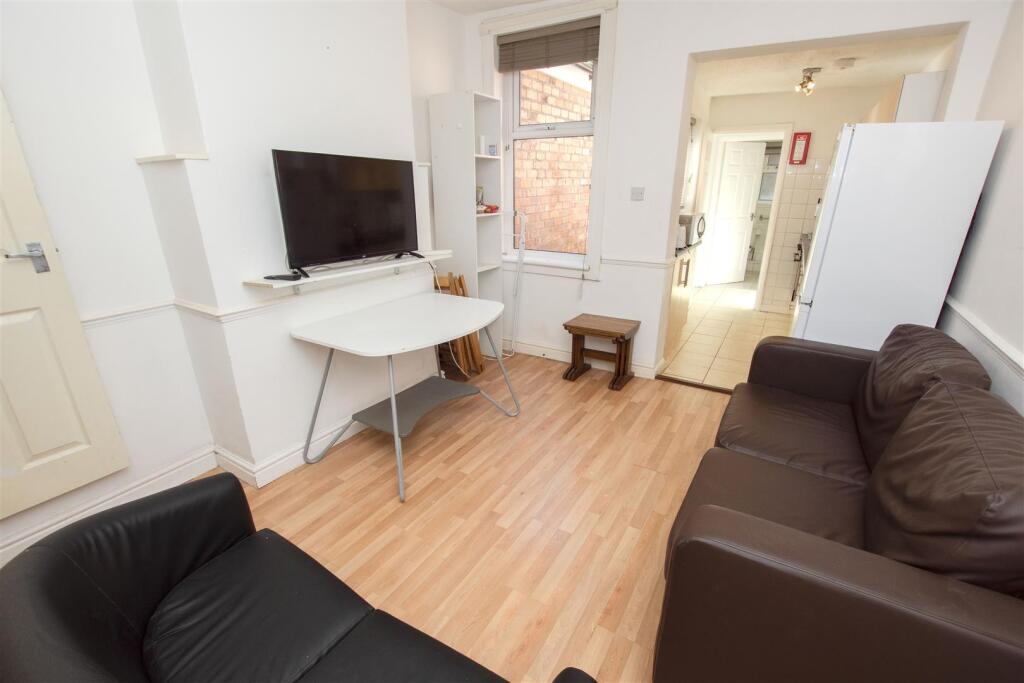 4 bed Detached for rent in Birmingham. From Oakmans Estate Agents - Student Lettings