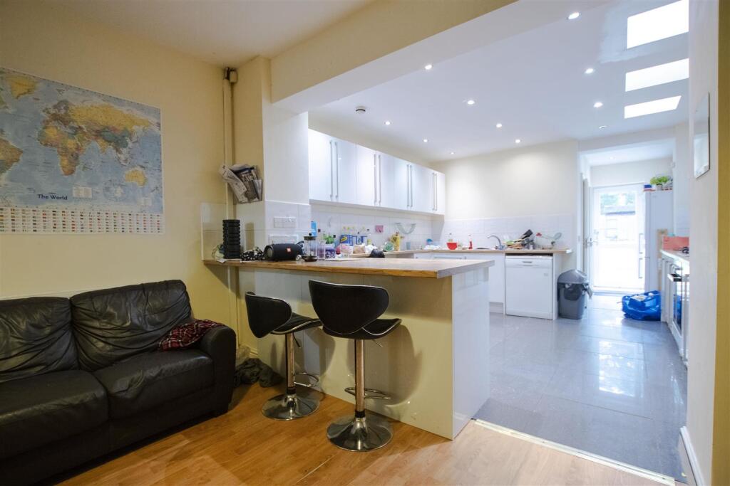 5 bed Detached for rent in Birmingham. From Oakmans Estate Agents - Student Lettings 5 bed Detached for rent in Birmingham. From Oakmans Estate Agents - Student Lettings