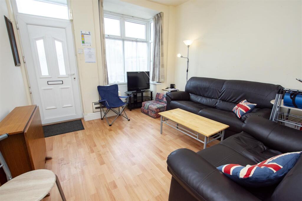 5 bed Detached for rent in Birmingham. From Oakmans Estate Agents - Student Lettings 5 bed Detached for rent in Birmingham. From Oakmans Estate Agents - Student Lettings