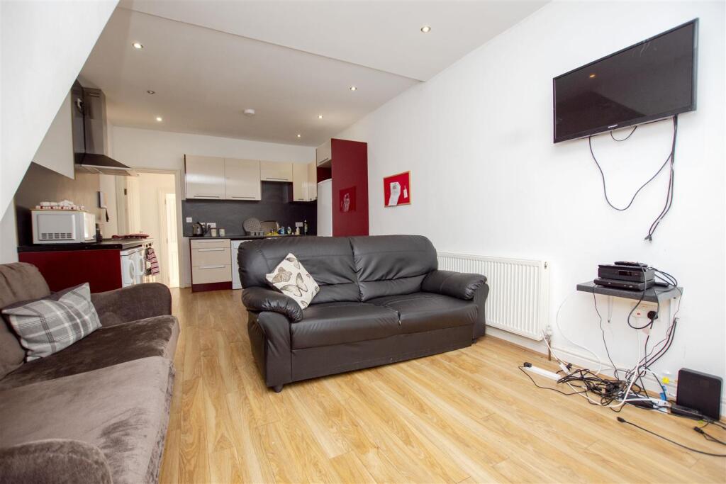 4 bed Detached for rent in Birmingham. From Oakmans Estate Agents - Student Lettings