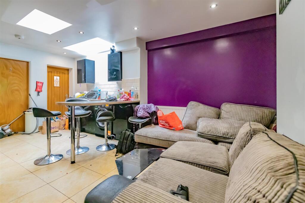 6 bed Detached for rent in Birmingham. From Oakmans Estate Agents - Student Lettings