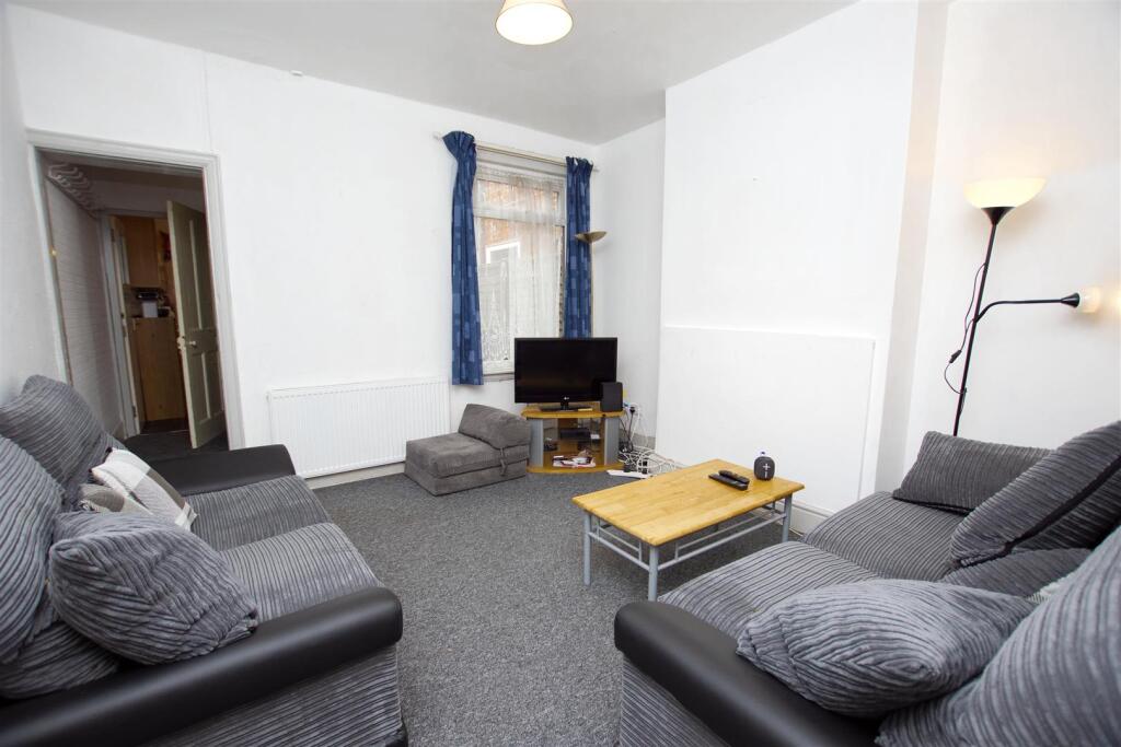 3 bed Detached for rent in Birmingham. From Oakmans Estate Agents - Student Lettings