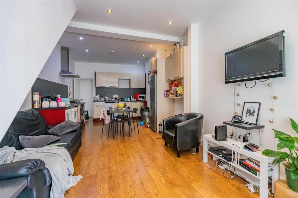 4 bed Detached for rent in Birmingham. From Oakmans Estate Agents - Student Lettings