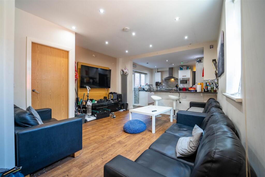 10 bed Detached for rent in Birmingham. From Oakmans Estate Agents - Student Lettings