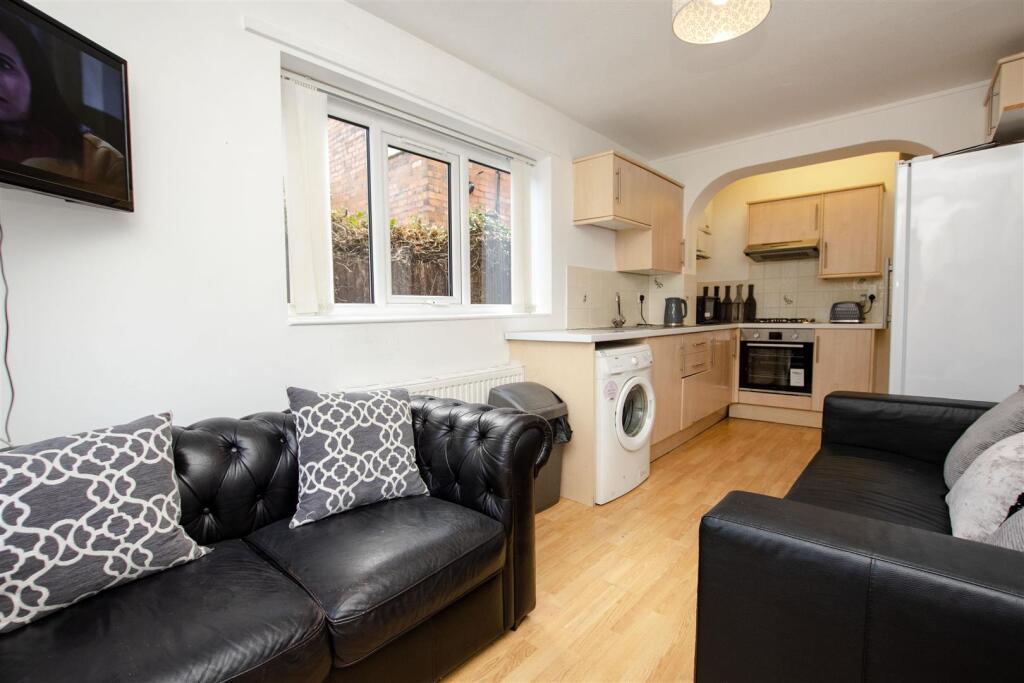 5 bed Detached for rent in Birmingham. From Oakmans Estate Agents - Student Lettings 5 bed Detached for rent in Birmingham. From Oakmans Estate Agents - Student Lettings