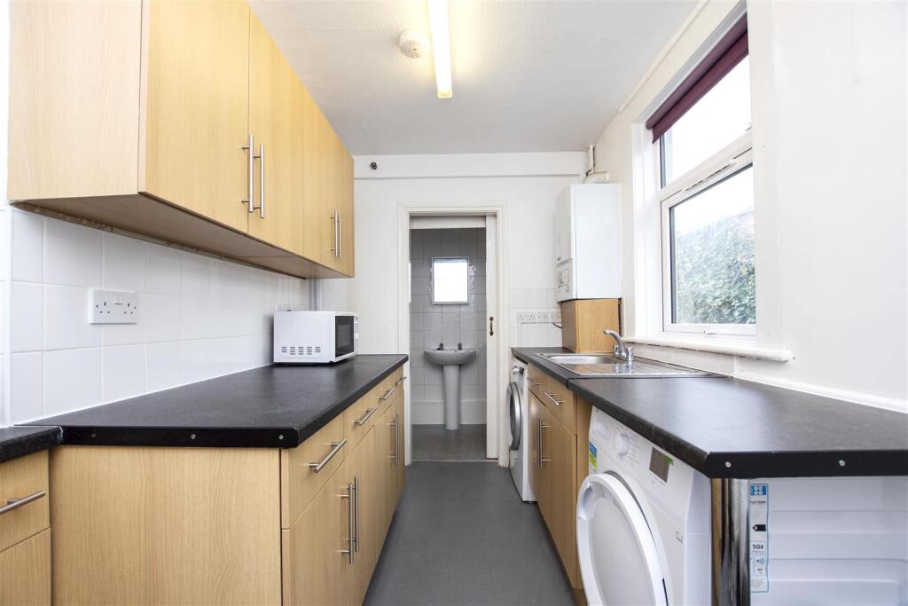 4 bed Detached for rent in Birmingham. From Oakmans Estate Agents - Student Lettings