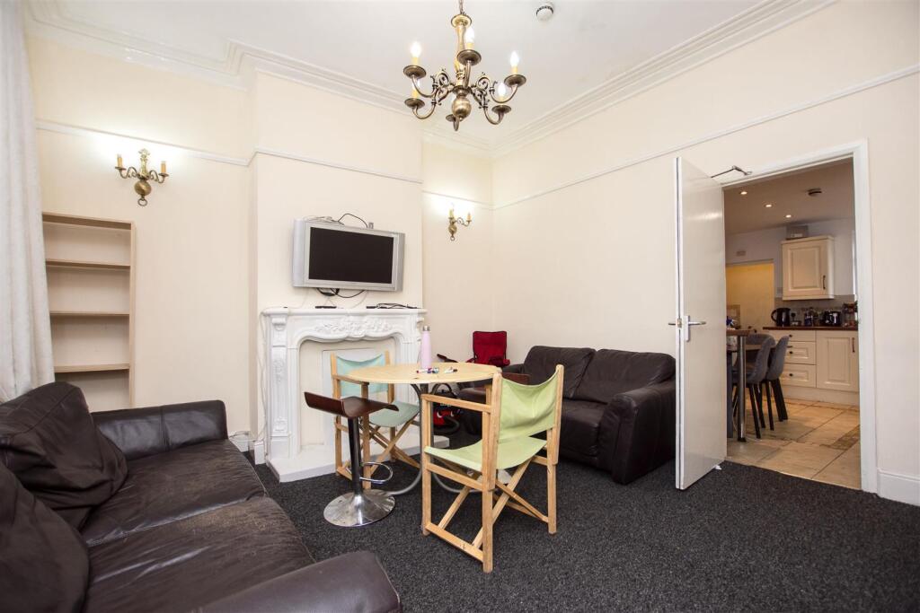 5 bed Detached for rent in Birmingham. From Oakmans Estate Agents - Student Lettings 5 bed Detached for rent in Birmingham. From Oakmans Estate Agents - Student Lettings