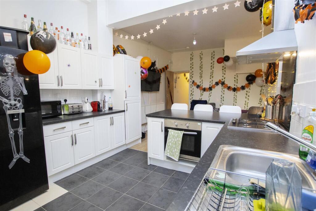 5 bed Detached for rent in Birmingham. From Oakmans Estate Agents - Student Lettings 5 bed Detached for rent in Birmingham. From Oakmans Estate Agents - Student Lettings