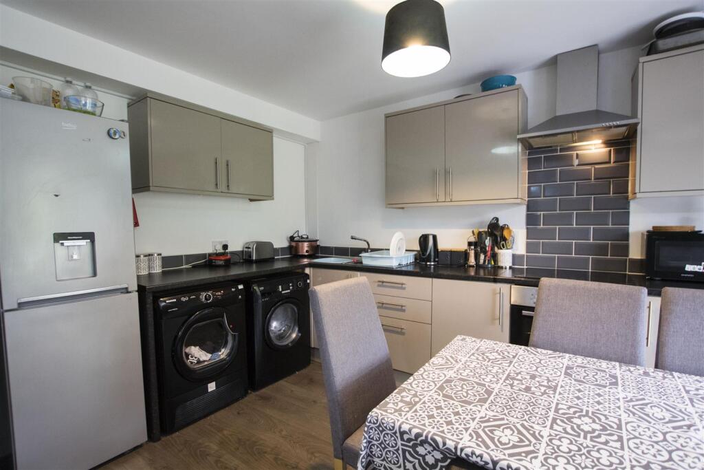 5 bed Detached for rent in Headley Heath. From Oakmans Estate Agents - Student Lettings 5 bed Detached for rent in Headley Heath. From Oakmans Estate Agents - Student Lettings