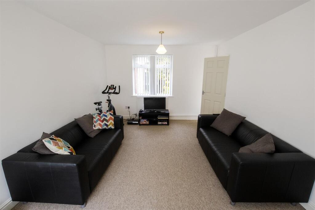 4 bed Detached for rent in Smethwick. From Oakmans Estate Agents - Student Lettings