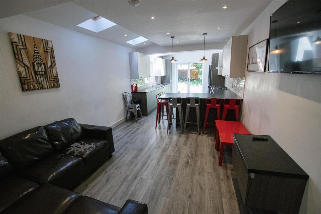 6 bed Detached for rent in Birmingham. From Oakmans Estate Agents - Student Lettings